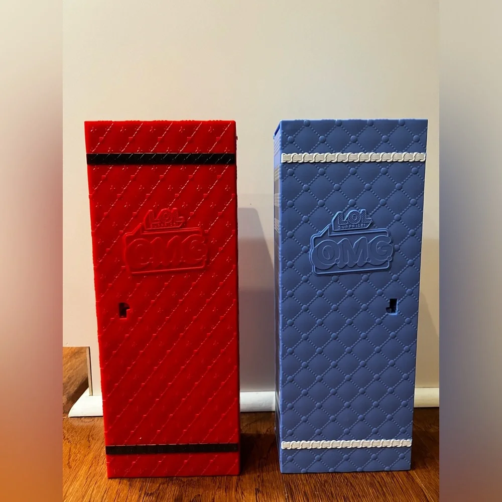 L.O.L. OMG Red and Blue Doll Carrying Closet Locker with Keys